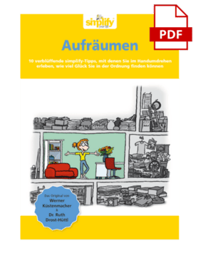 Titelbild eines PDFs mit dem Titel "Aufräumen" und dem simplify-Logo. Der Untertitel lautet: "10 verblüffende simplify-Tipps, mit denen Sie im Handumdrehen erleben, wie viel Glück Sie in der Ordnung finden können". Unten ist eine Comic-Montage, die den Unterschied zwischen einem ordentlichen und chaotischen Zuhause zeigt: Eine Frau steht lächelnd in einem aufgeräumten Wohnzimmer, umgeben von Bildern, die überfüllte und unordentliche Räume darstellen. Oben rechts ist ein rotes PDF-Icon.
