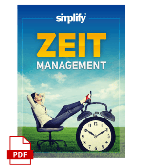Titelbild eines E-Books oder PDFs zum Thema "ZEITMANAGEMENT" von "simplify". Es zeigt eine Frau, die entspannt auf einem Bürostuhl in einer grünen Wiese sitzt und die Füße auf einen riesigen Wecker legt. Der Hintergrund ist ein blauer Himmel mit Wolken. Unten links ist ein PDF-Icon zu sehen. Das Bild symbolisiert das erfolgreiche Meistern und Entspannen trotz Zeitdruck.