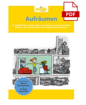 Cover-simpTW-2-.png Titelbild eines PDFs mit dem Titel "Aufräumen" und dem simplify-Logo. Der Untertitel lautet: "10 verblüffende simplify-Tipps, mit denen Sie im Handumdrehen erleben, wie viel Glück Sie in der Ordnung finden können". Unten ist eine Comic-Montage, die den Unterschied zwischen einem ordentlichen und chaotischen Zuhause zeigt: Eine Frau steht lächelnd in einem aufgeräumten Wohnzimmer, umgeben von Bildern, die überfüllte und unordentliche Räume darstellen. Oben rechts ist ein rotes PDF-Icon.