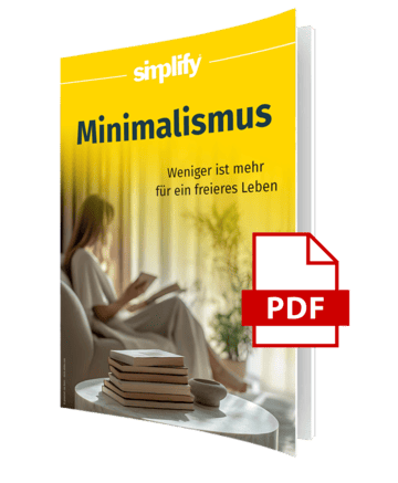 Mockup eines aufgeschlagenen Buches mit gelbem Cover und dem Titel ‚Minimalismus – Weniger ist mehr für ein freieres Leben‘ von simplify. Auf dem Titelbild sitzt eine Frau im hellen, minimalistischen Wohnzimmer und liest, im Vordergrund liegt ein Bücherstapel auf einem runden Marmortisch. Ein rotes PDF-Symbol zeigt an, dass es sich um eine digitale Ausgabe handelt.